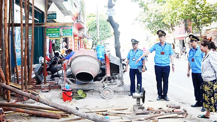 Đội thanh tra xây dựng tăng cường kiểm tra, giám sát nhằm hạn chế vi phạm.