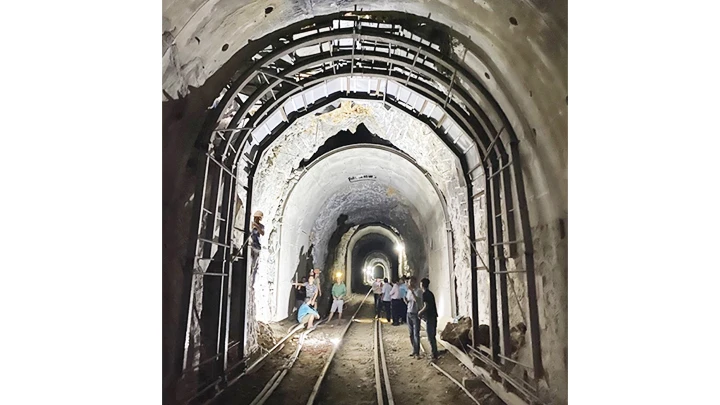 Công nhân gia cố khung vòm trong hầm đường sắt đoạn qua huyện Tuyên Hóa.