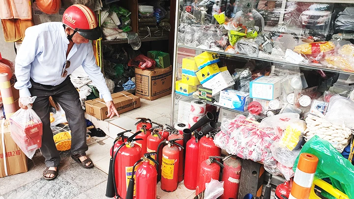 Người dân mua thiết bị chữa cháy tại một cửa hàng trên phố Yết Kiêu, Hà Nội. Ảnh: NAM ANH