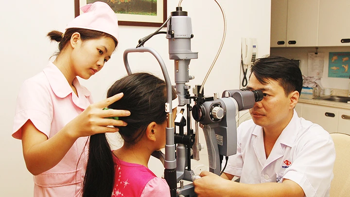 Khám chẩn đoán bệnh lý về mắt cho trẻ.