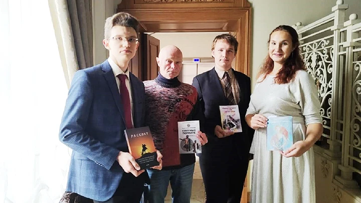 Nhà văn Kabishev Alexander Konstantinovich giới thiệu hợp tuyển văn học “Hừng đông” tại một sự kiện văn học của thành phố Saint Petersburg.