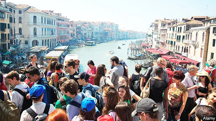 Quá đông du khách tìm đến Venice (Italy). Ảnh: ALAMY