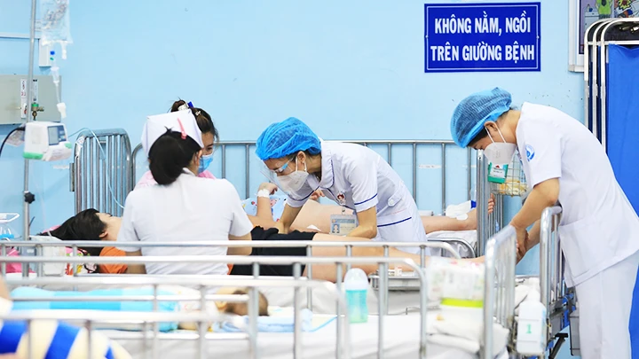 Điều trị sốt xuất huyết tại Bệnh viện Nhi đồng 1, Thành phố Hồ Chí Minh. Ảnh: NHẬT THỊNH