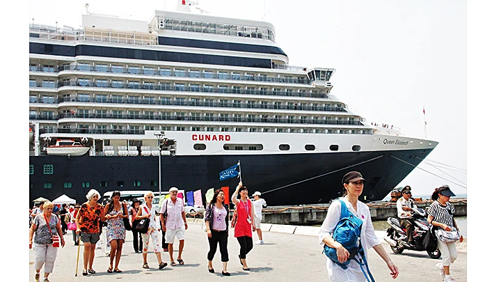 Đón khách từ tàu Cunard Queen Elizabeth cập cảng Chân Mây.