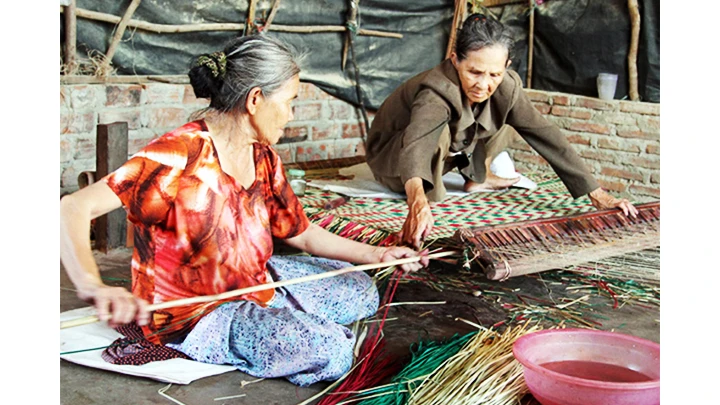 Nghề dệt chiếu thủ công do phụ nữ đảm nhận.