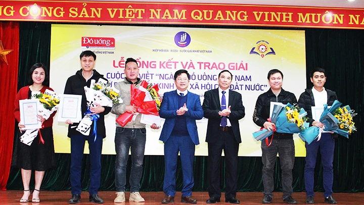 Tác giả Nguyễn Văn Công (thứ hai từ trái sang) nhận giải trong cuộc thi của tạp chí Đồ uống.