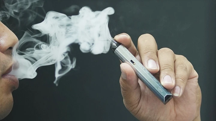 Hút thuốc lá điện tử tiềm ẩn nhiều nguy cơ về sức khỏe. 