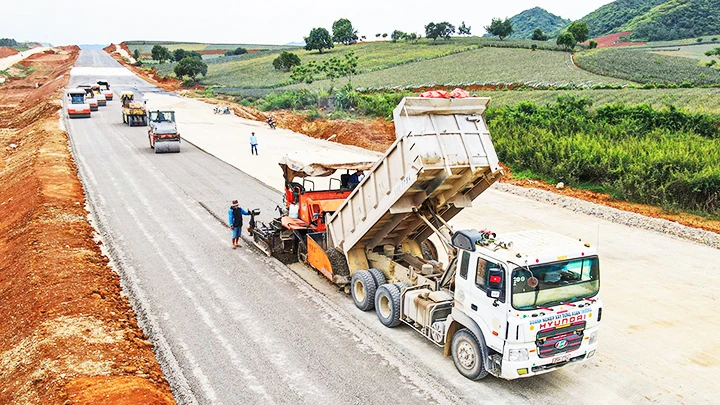 Thi công dự án đường cao tốc bắc - nam. Nguồn: HÀ NỘI MỚI