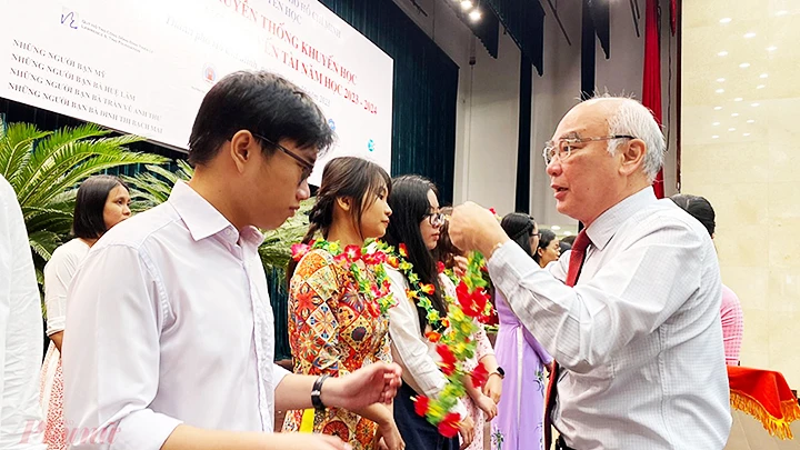 Sinh viên Thành phố Hồ Chí Minh nhận Học bổng Khuyến tài