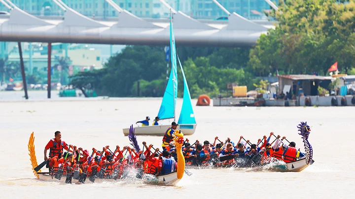 Đua thuyền, một hoạt động văn hóa tiêu biểu tại Thành phố Hồ Chí Minh.