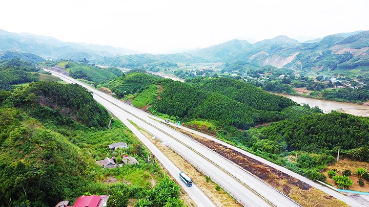 Đường cao tốc Hà Nội - Lào Cai sử dụng vốn vay ODA góp phần thúc đẩy kinh tế - xã hội các tỉnh miền núi phía bắc. Ảnh: MINH KHIẾU