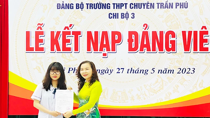Trao Quyết định kết nạp đảng viên cho học sinh Phạm Bích Ngọc, Trường THPT chuyên Trần Phú.