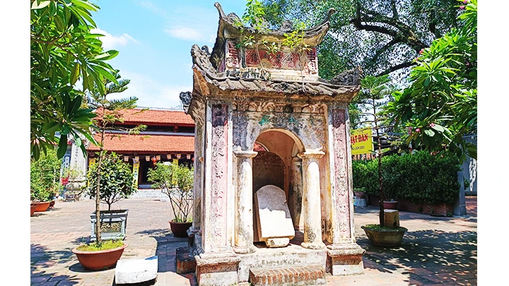 Các văn bia đá tại nhà bia trong khuôn viên chùa Đa Sỹ, quận Hà Đông, Hà Nội. 