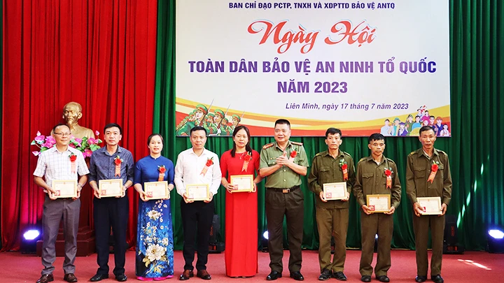 Công an tỉnh tặng Giấy khen cho những cá nhân tiêu biểu, lực lượng tham gia Bảo vệ an ninh trật tự ở cơ sở tại UBND xã Liên Minh,Võ Nhai năm 2023.