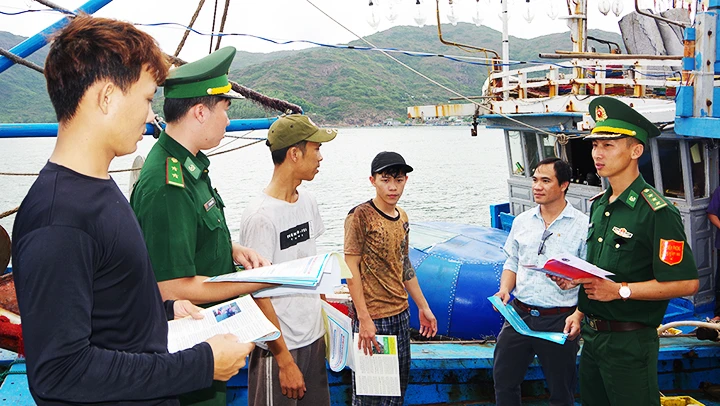 Bộ đội Biên phòng tích cực tuyên truyền đến ngư dân những quy định đánh bắt hải sản tuân thủ pháp luật Việt Nam và quốc tế.