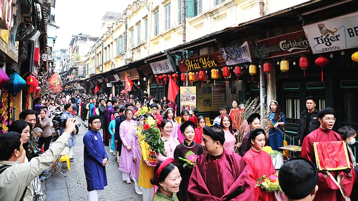 Hoạt động tái hiện Tết xưa tại phố cổ, điểm nhấn của du lịch Thủ đô trong dịp năm mới. Ảnh: MINH KHIẾU