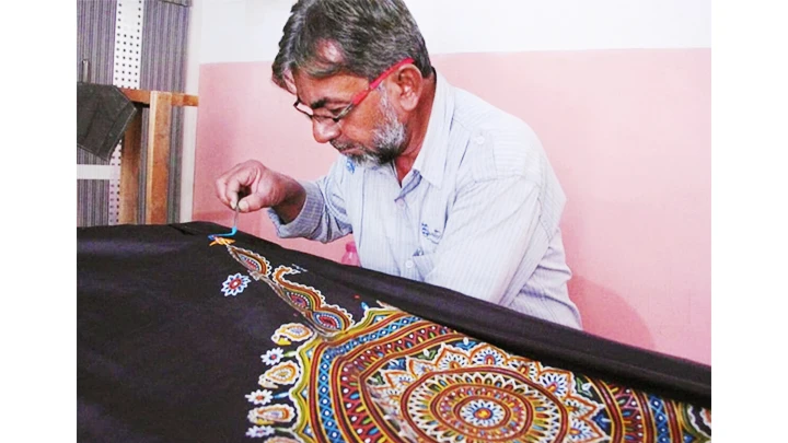 Nghệ nhân Khatri Abdul Gafur đang sáng tạo các họa tiết. Ảnh: MEDIA INDIA GROUP