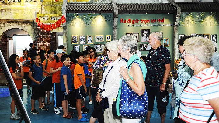 Du khách tham quan trưng bày về lịch sử Hà Nội. Ảnh: NAM NGUYỄN