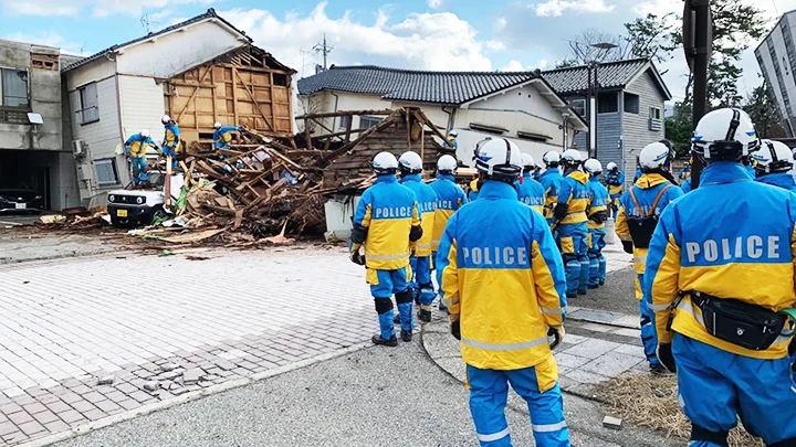 Lực lượng cứu hộ tại tỉnh Ishikawa. Ảnh: CNN