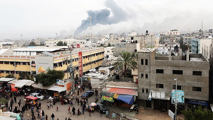 Giao tranh tiếp diễn ác liệt tại thành phố Khan Younis ở Gaza. Ảnh: REUTERS