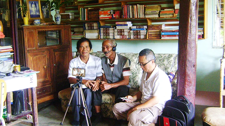 Dịch giả A Jar, nghệ nhân A Lưu, TS Nguyễn Tiến Dũng (từ trái sang) đang ghi âm, ghi hình sử thi ngày 16/4/2017 tại Kon Tum.