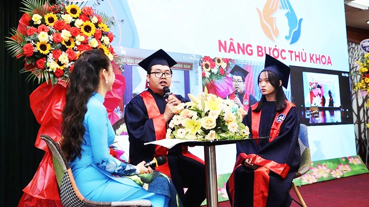 Vinh danh và trao học bổng “Nâng bước thủ khoa năm 2023”