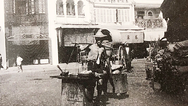 Một gánh phở dạo trên đường phố Hà Nội trước năm 1950. Ảnh: EFEO