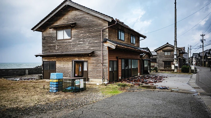 Những ngôi nhà tại làng Akasaki vẫn đứng vững sau thảm họa động đất nhờ kết cấu đặc biệt. Ảnh: AFP