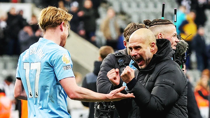 Pep Guardiola (bên phải) vui sướng với sự trở lại đúng lúc của “học trò cưng” Kevin De Bruyne.