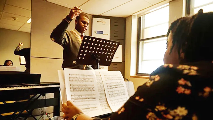 Mtala tập hát cùng giáo viên thanh nhạc trong khuôn khổ chương trình Foundation Studio. Ảnh: THE GUARDIAN