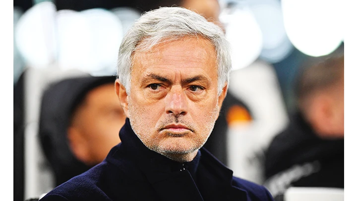 Mourinho phải chia tay AS Roma sau ba mùa cầm quân.