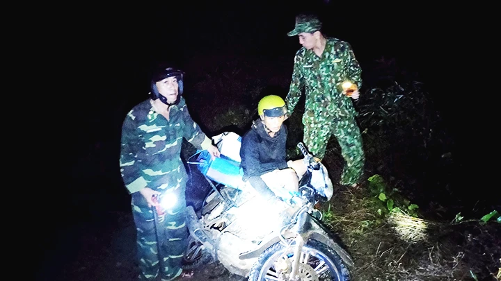 Đồn Biên phòng Ia Nan và lực lượng Cục Phòng, chống ma túy và tội phạm (Bộ Tư lệnh Biên phòng Việt Nam) bắt giữ một đối tượng có hành vi vận chuyển 100 kg pháo lậu. Ảnh: TTXVN