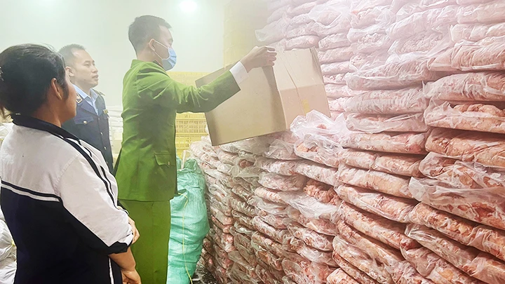 Cơ quan chức năng triệt phá kho thực phẩm bẩn ngày 17/1/2024 tại thôn Thụy Ứng (xã Hòa Bình, huyện Thường Tín).