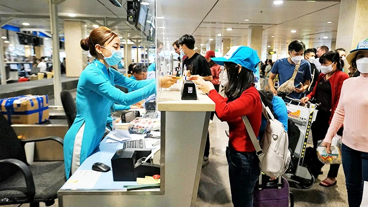 Người lao động trên chuyến bay về quê miễn phí của Vietnam Airlines năm 2023.