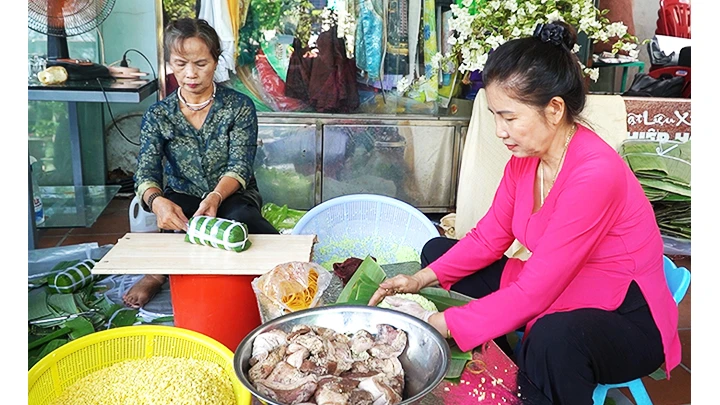 Bà Bùi Thị Bên (bên phải) duy trì việc gói bánh tét tặng người nghèo từ nhiều năm nay.