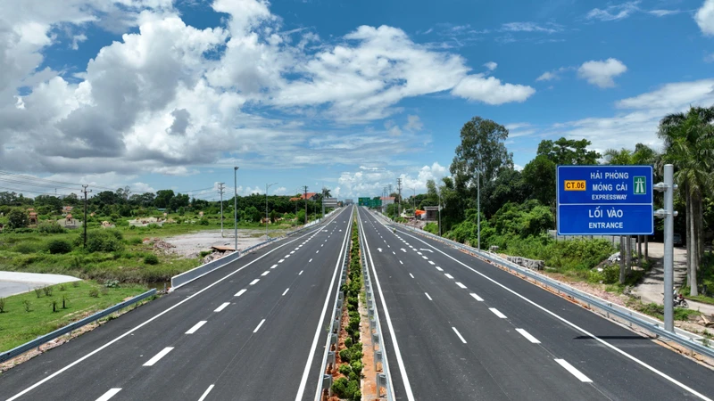Dự án đường cao tốc Vân Đồn - Móng Cái có ý nghĩa chiến lược trong sự phát triển kinh tế - xã hội của tỉnh Quảng Ninh và khu vực. Ảnh: HOÀNG DƯƠNG