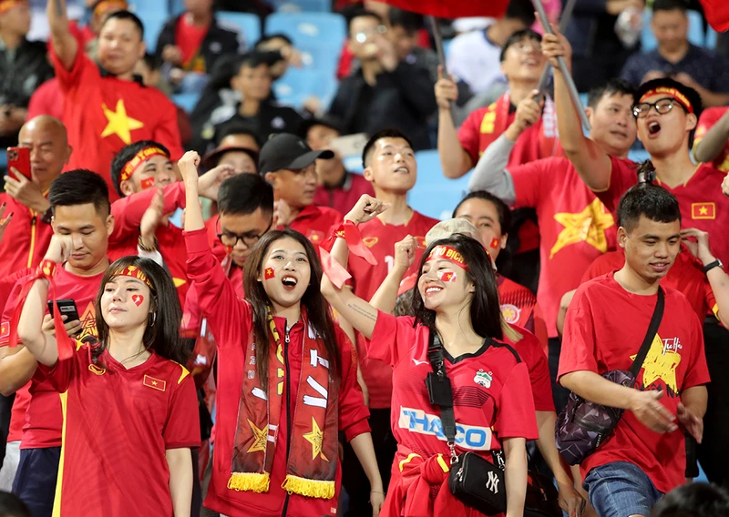 Sự ủng hộ của người hâm mộ là nguồn động viên lớn cho bóng đá Việt Nam. Ảnh: LÊ MINH