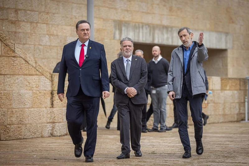 Đại sứ Meyer (giữa) cùng các quan chức Israel tại Khu tưởng niệm các nạn nhân Do thái. Ảnh: TIMES OF ISRAEL