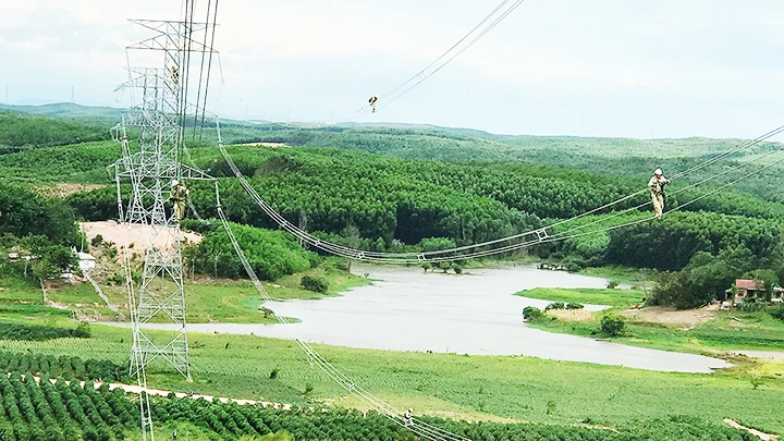 Một số đoạn đường dây 500 kV trục bắc-nam được tách khỏi vận hành để thi công, đấu nối đường dây 500 kV mạch 3. Ảnh: EVNNPT