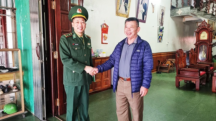 Ông Phạm Đức Thuận (bên phải) là bộ đội đặc công được điều từ Lạng Sơn về công tác tại Trà Cổ từ năm 1979.