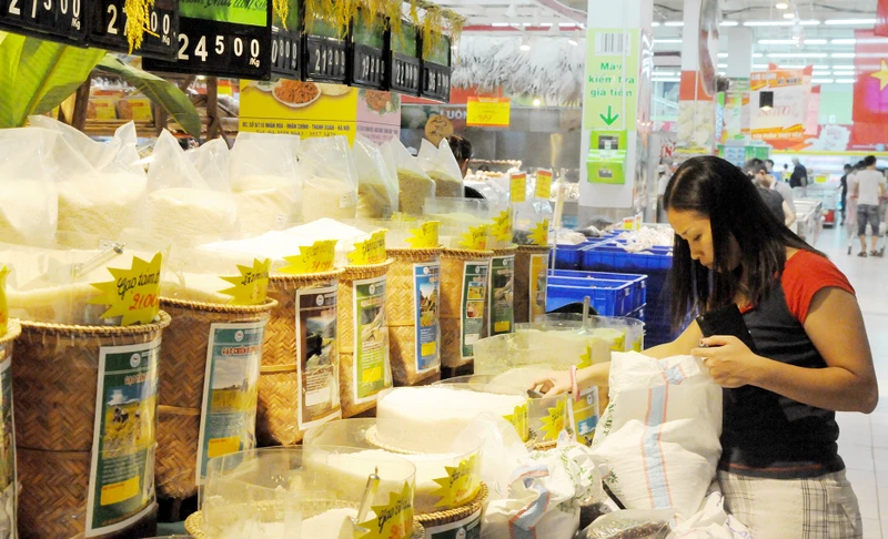Các sản phẩm gạo của Việt Nam được người tiêu dùng quan tâm. Ảnh: HẢI NAM