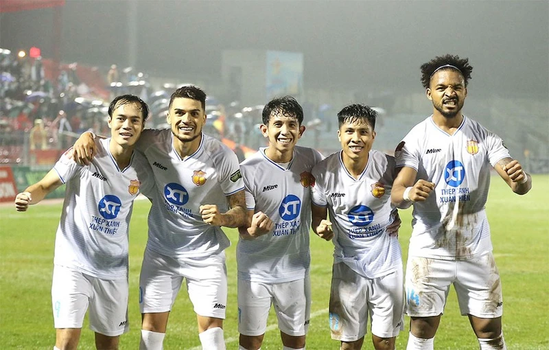 CLB Thép Xanh Nam Định vô địch lượt đi nhờ đầu tư dàn cầu thủ chất lượng. Ảnh: VFF