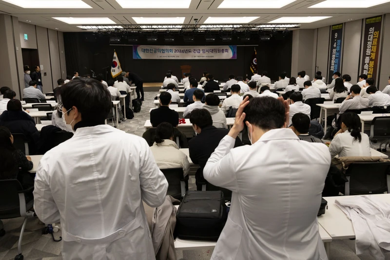 Một cuộc gặp giữa đại diện các bác sĩ ở Seoul và Chính phủ Hàn Quốc. Ảnh: YONHAP