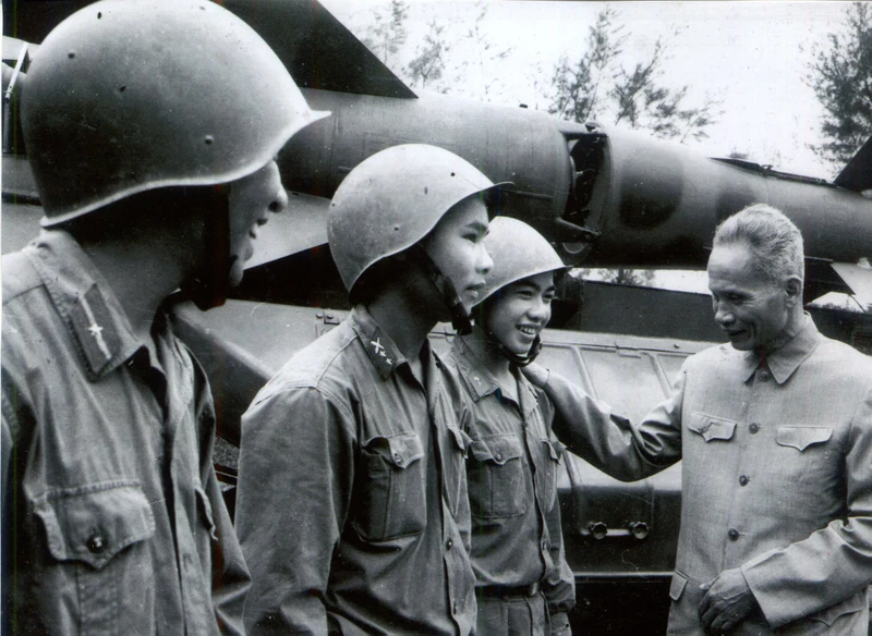 Thủ tướng Phạm Văn Đồng và các chiến sĩ tên lửa bảo vệ Thủ đô trước 12 ngày đêm Điện Biên Phủ trên không.