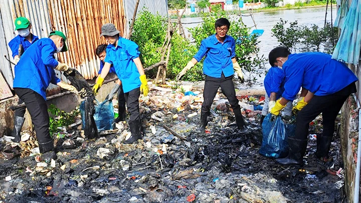 Những “chú ve” cần mẫn dọn rác trên địa bàn tỉnh Cà Mau.