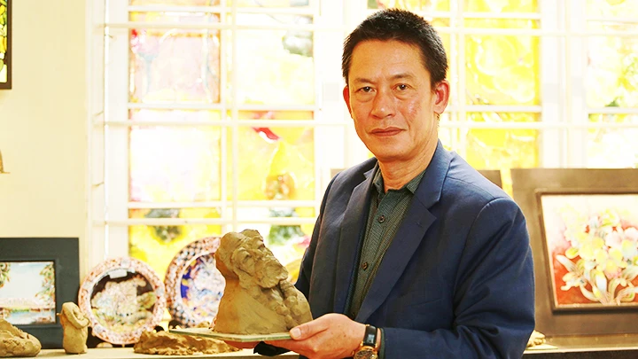 Nghệ nhân Đỗ Hữu Triết cùng mẫu gốm Đạt Ma tổ sư. 
