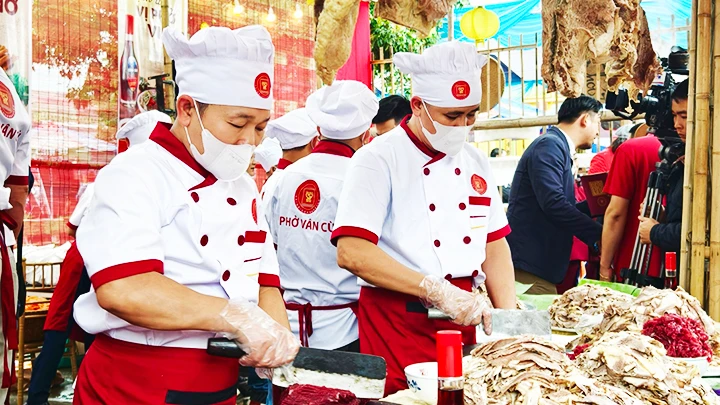 Các nghệ nhân, chuyên gia đầu bếp phục vụ thực khách tại Festival Phở 2024.