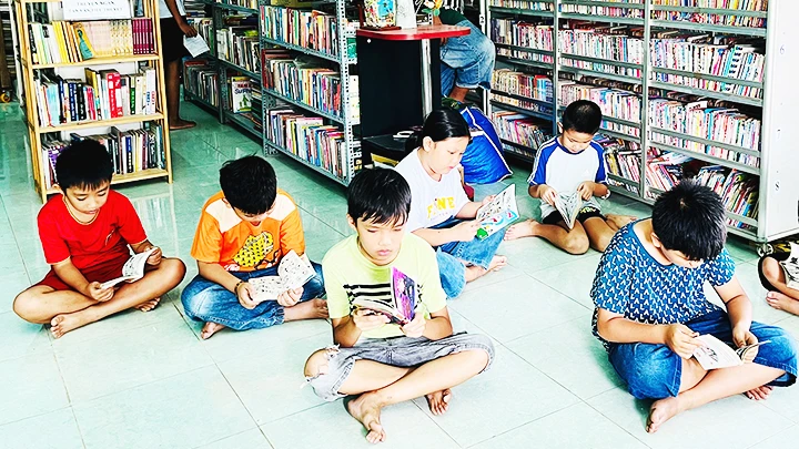 Trẻ con ấp Ràng rất thích đến đọc sách tại Thư viện mini cô Ba.