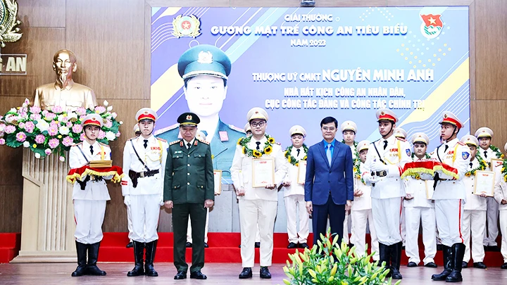 Thượng úy Minh Anh (ở giữa) nhận giải Gương mặt trẻ Công an tiêu biểu năm 2023.