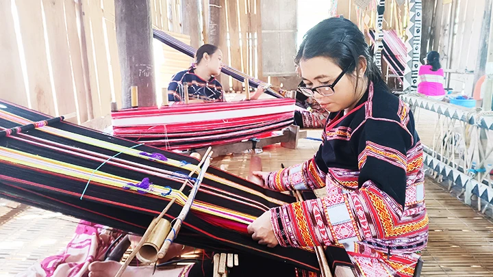 Dệt thủ công truyền thống là nét văn hóa độc đáo của người Ba Na.